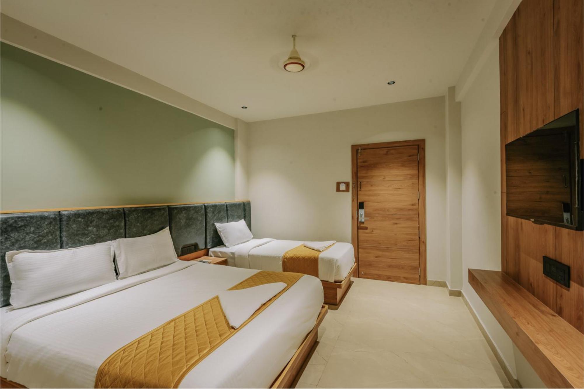 Hotel Beverly Plaza Кожикоде Экстерьер фото