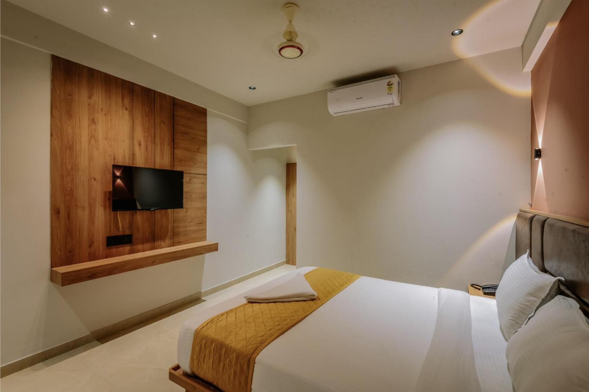 Hotel Beverly Plaza Кожикоде Экстерьер фото