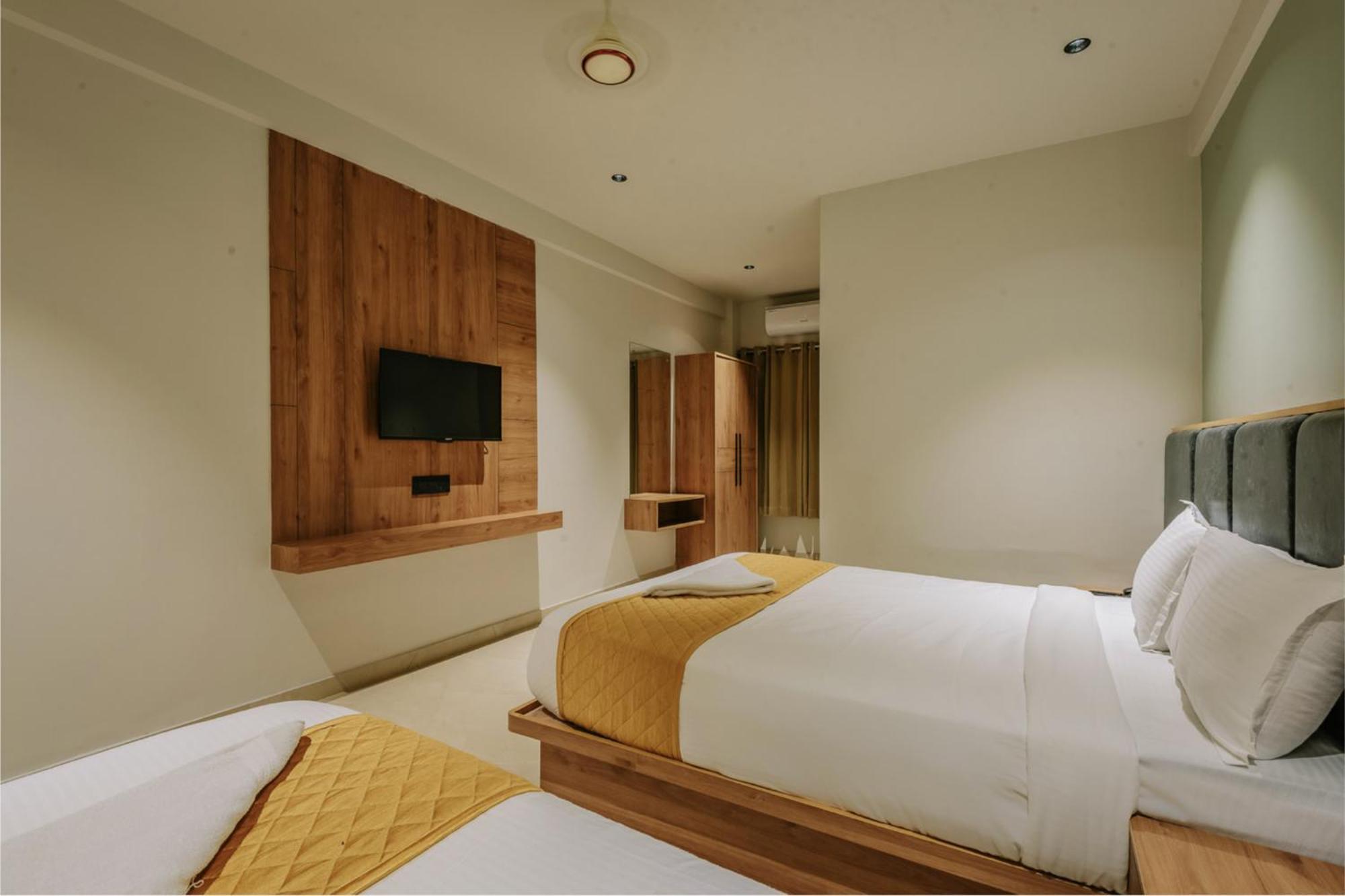 Hotel Beverly Plaza Кожикоде Экстерьер фото