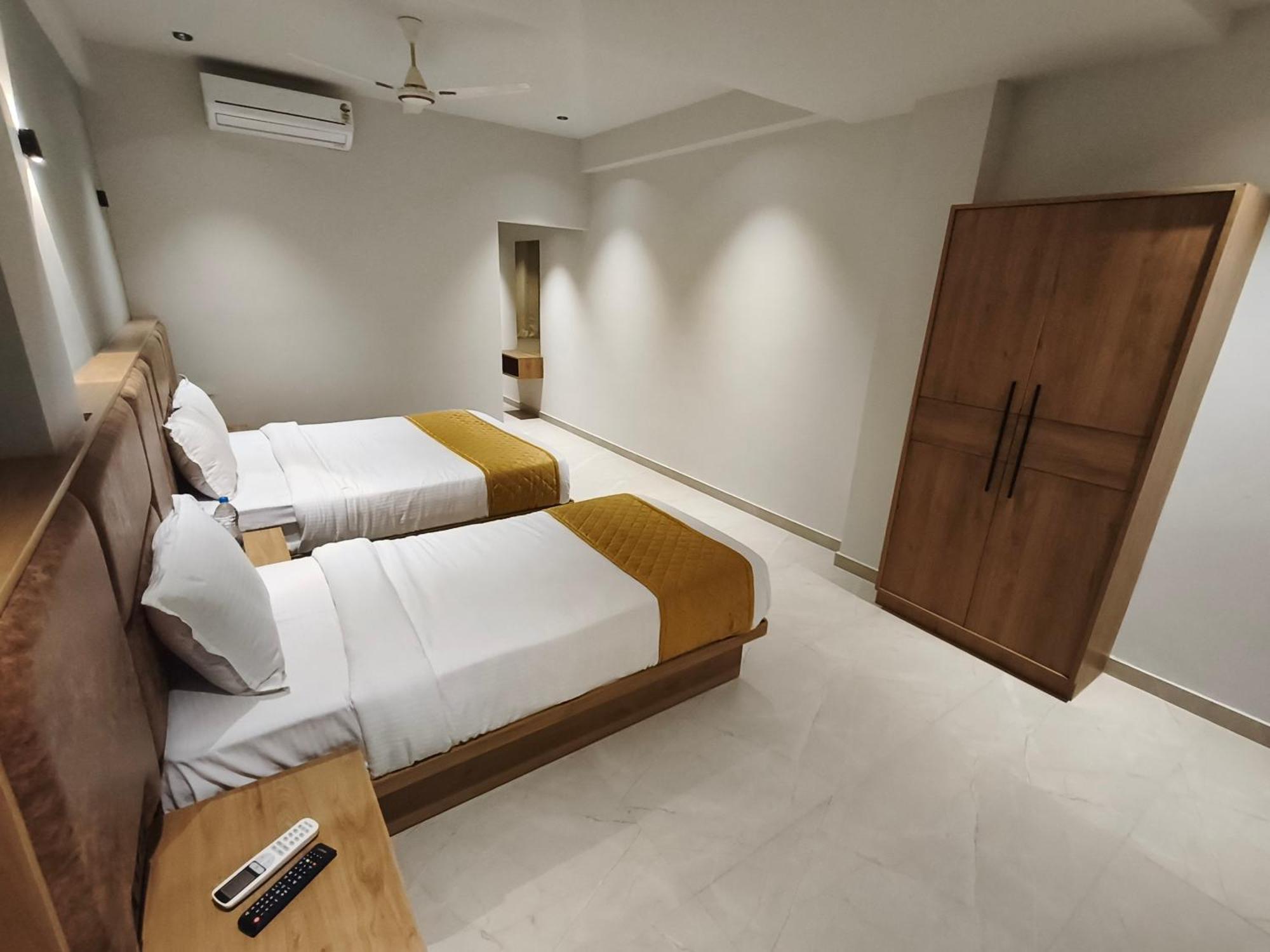 Hotel Beverly Plaza Кожикоде Экстерьер фото