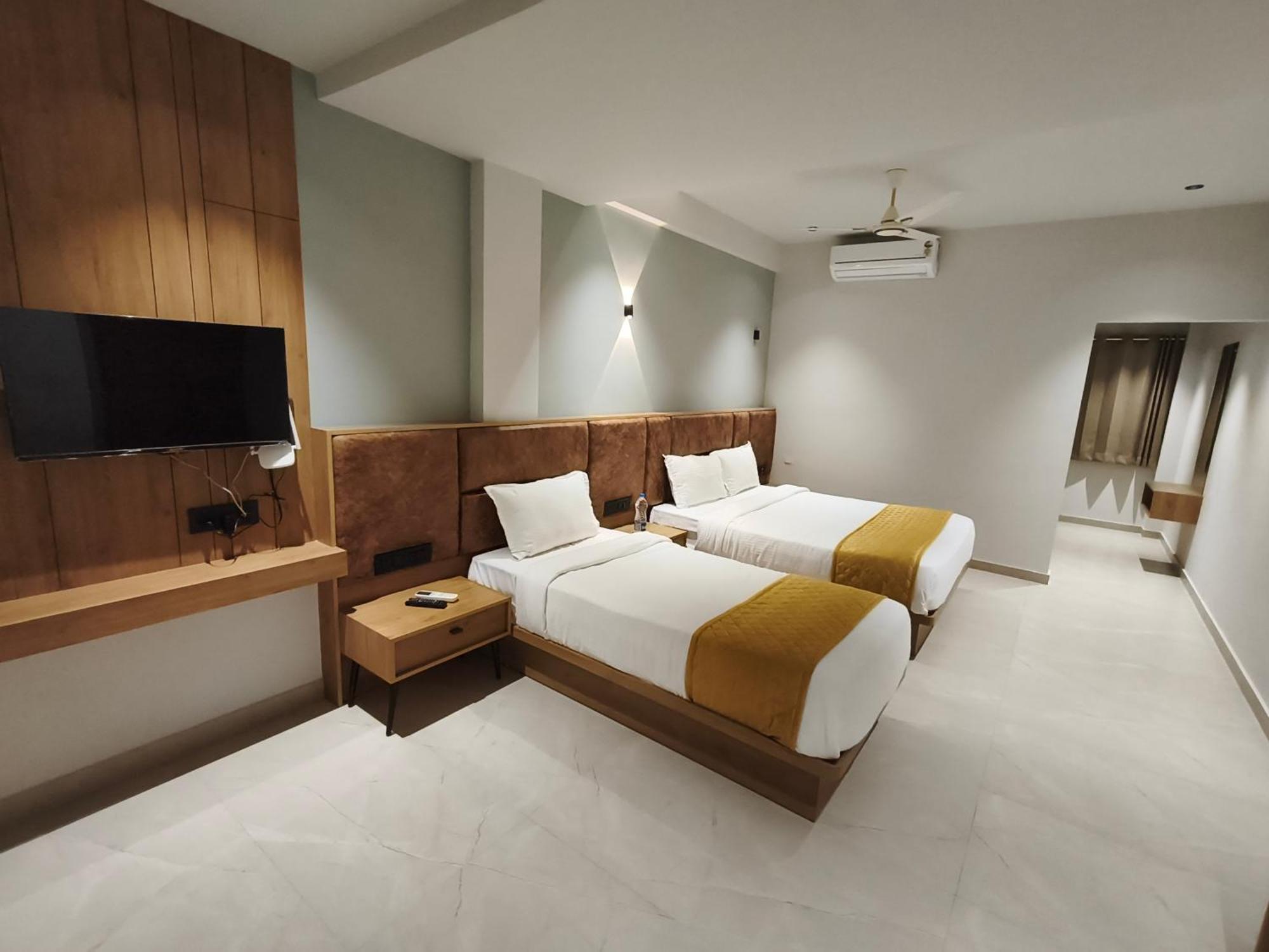 Hotel Beverly Plaza Кожикоде Экстерьер фото