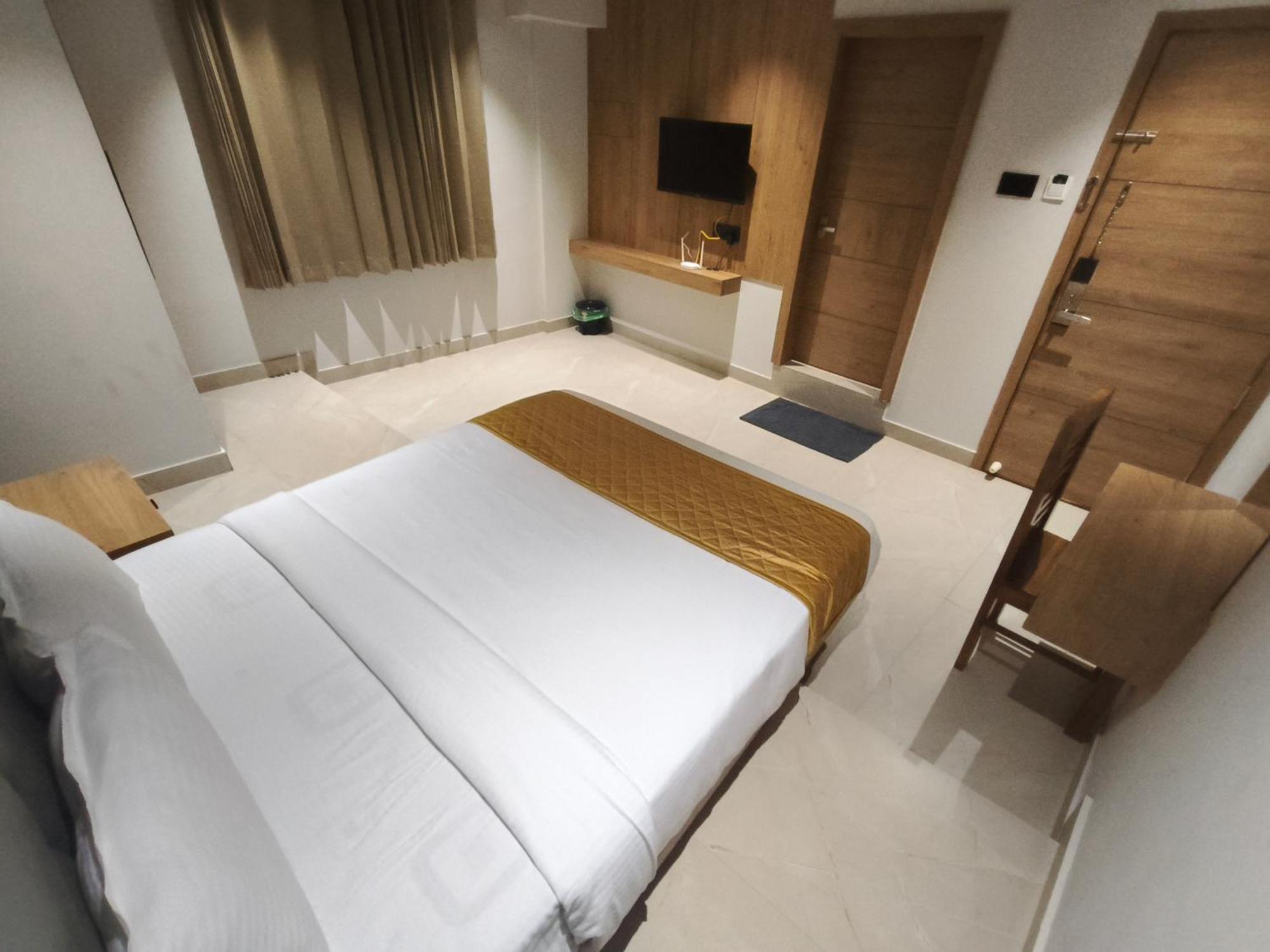 Hotel Beverly Plaza Кожикоде Экстерьер фото