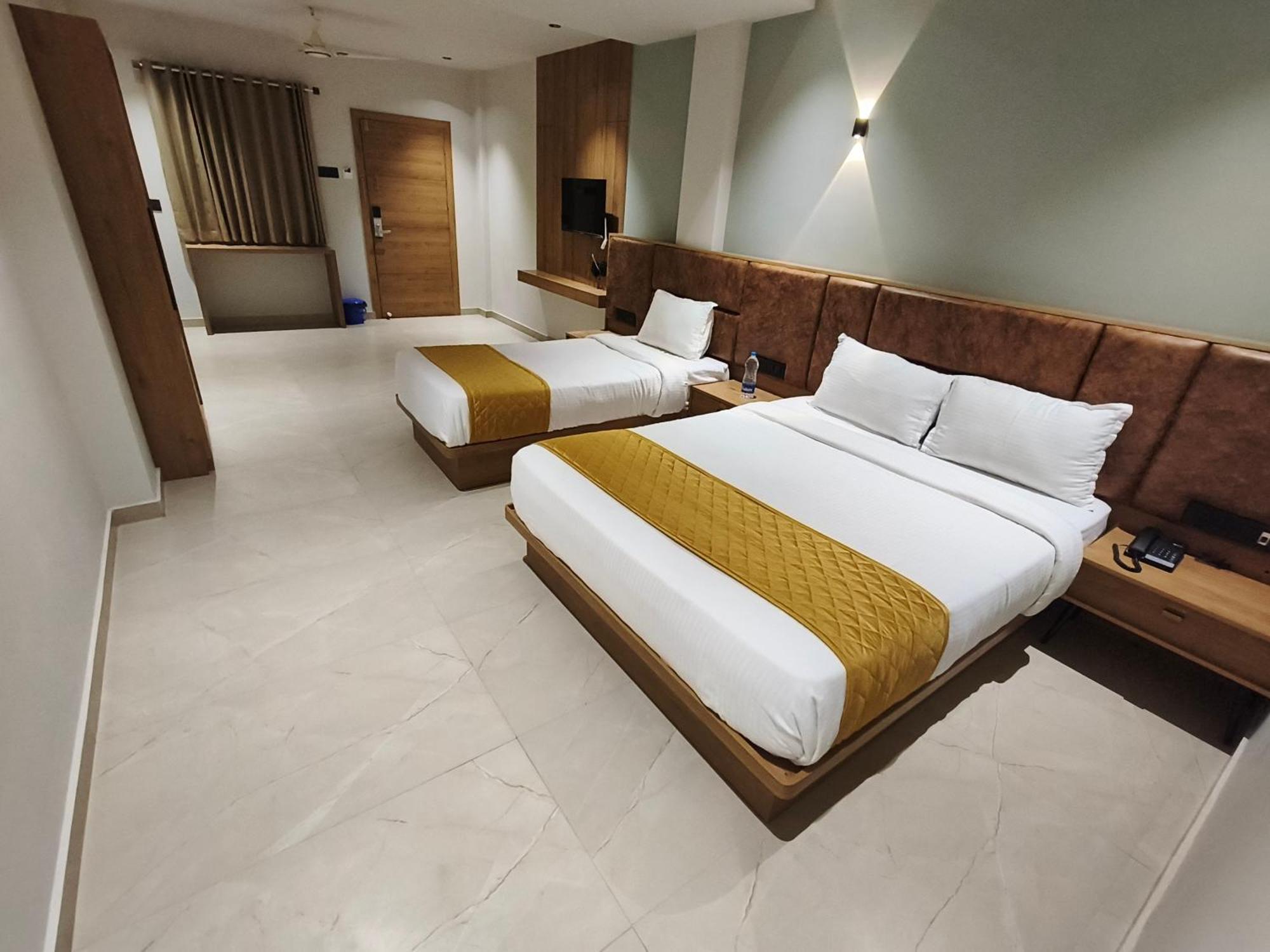 Hotel Beverly Plaza Кожикоде Экстерьер фото