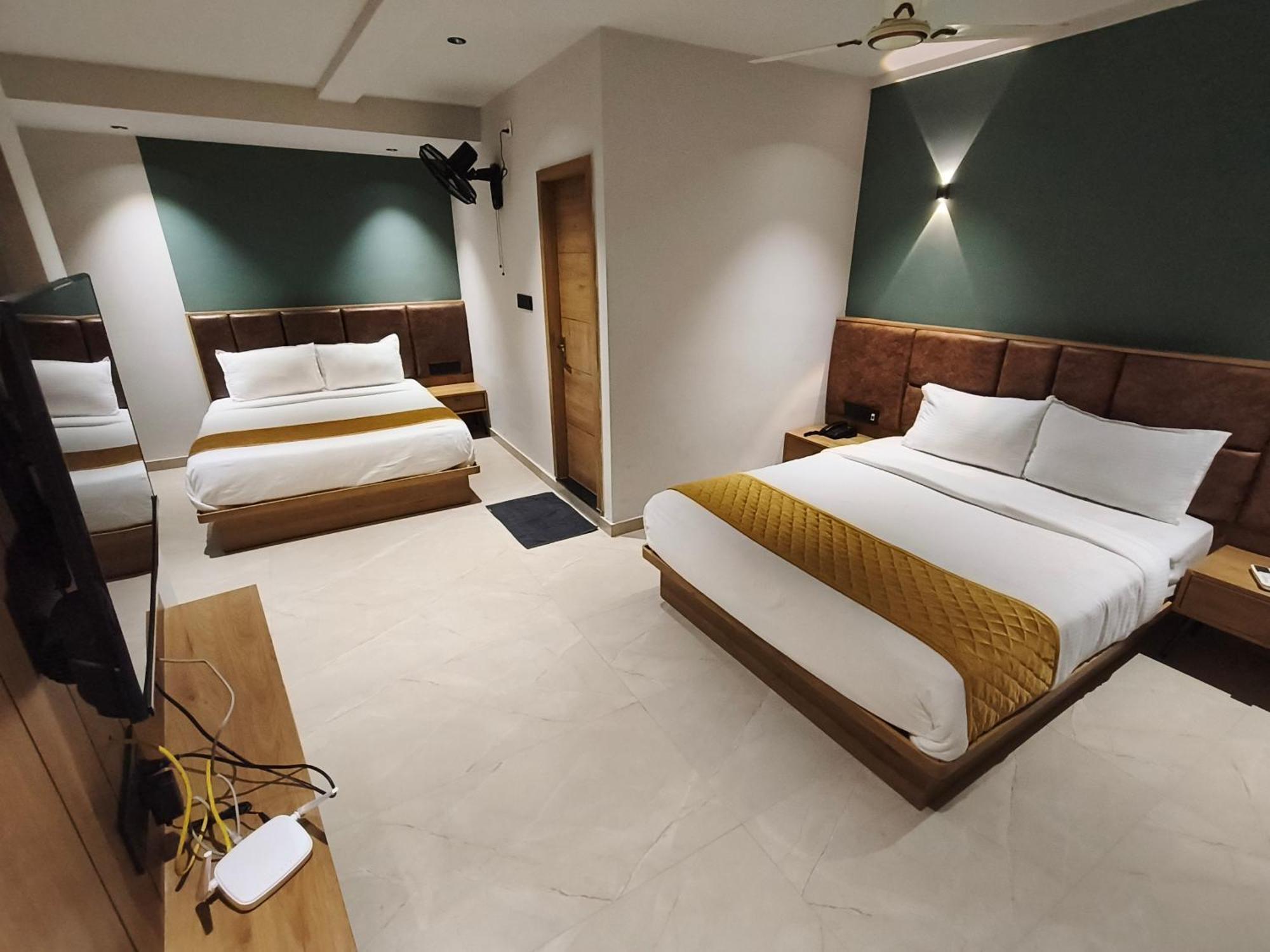 Hotel Beverly Plaza Кожикоде Экстерьер фото