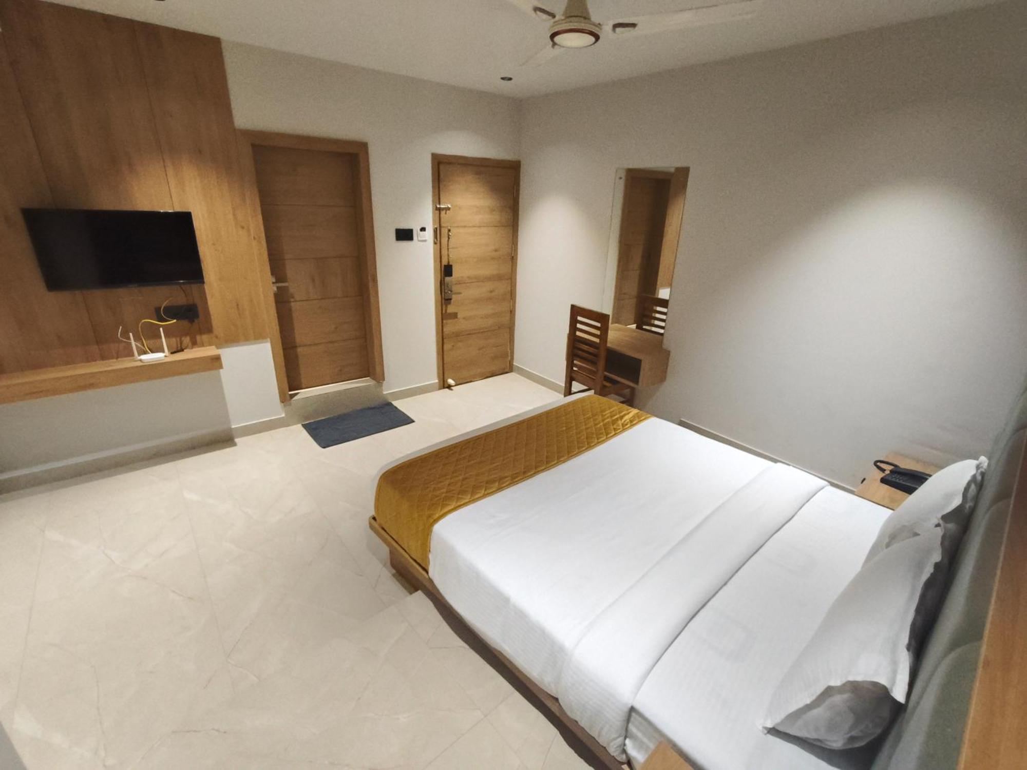 Hotel Beverly Plaza Кожикоде Экстерьер фото