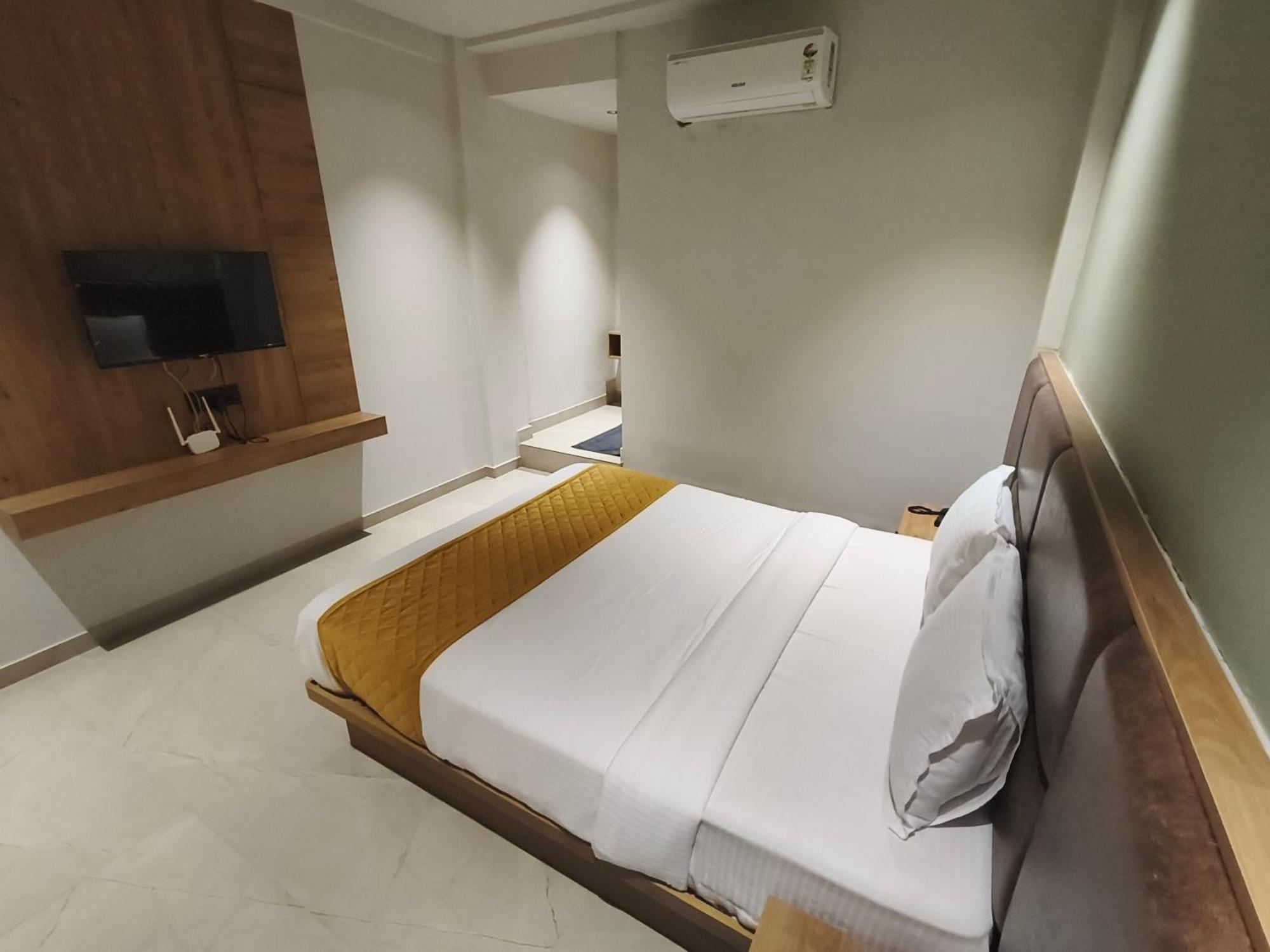 Hotel Beverly Plaza Кожикоде Экстерьер фото